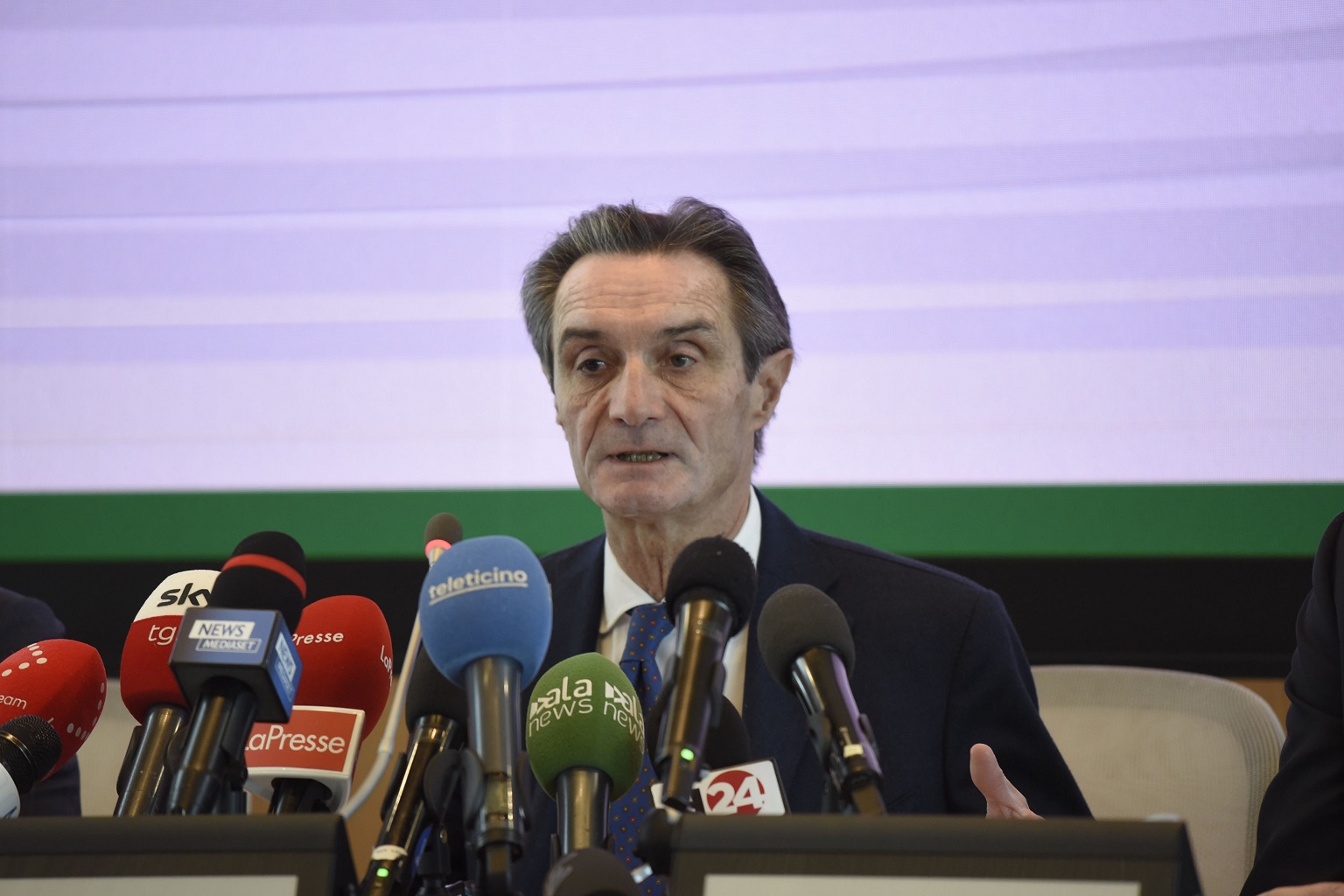 Coronavirus, il presidente Fontana chiarisce i punti dell'ordinanza di Regione Lombardia 
